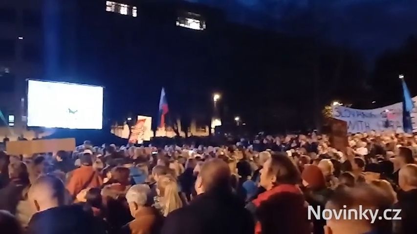 V Bratislavě a Košicích se opět protestovalo proti Ficovi. Rezonovala i česká kauza